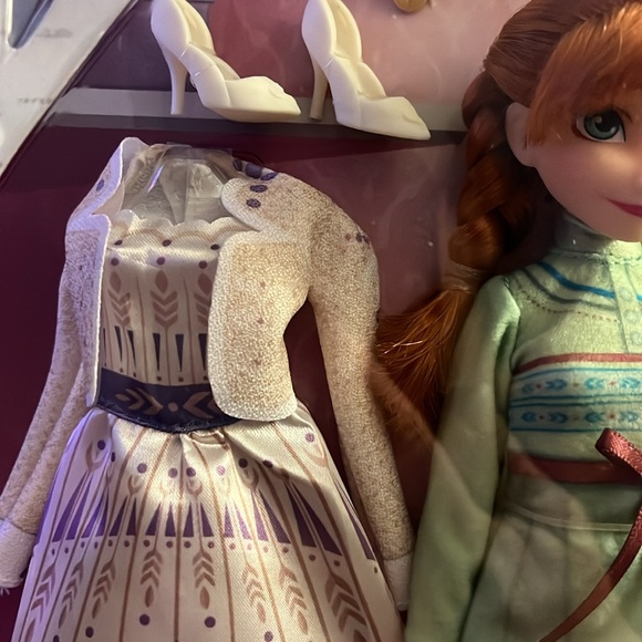 Disney Frozen II Anna Doll with Outfit - Picture 4 of 5